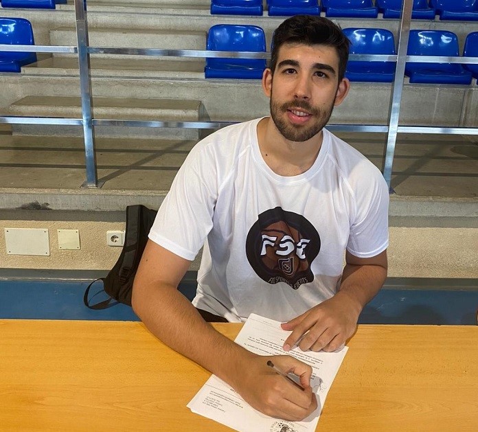 Carlos Poyatos firma su contrato como nuevo jugador del CAM Enrique Soler