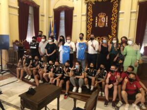 Foto de familia entre los componentes del Torreblanca Melilla C.F. y de las autoridades de la Ciudad Autónoma de Melilla
