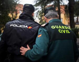 Imagen de un guardia civil y un policía nacional