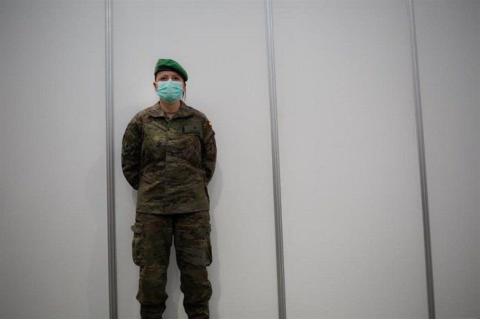 Militar haciendo uso de la mascarilla sanitaria