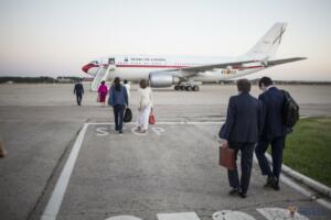 Momento en el que Eduardo de Castro y siete ministros, entre ellos el vicepresidente Pablo Iglesias (Podemos), se dirigen al Airbus 310 en la base aérea de Torrejón