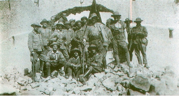 Legionarios el día de la ocupación de Buguenzein. El Comandante Fontanes, 3º por la izquierda con prismáticos