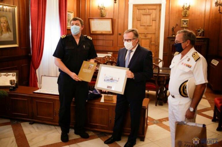 El presidente de la Ciudad Autónoma, Eduardo de Castro, recibió al capitán de corbeta Óscar Lázaro, comandante del submarino