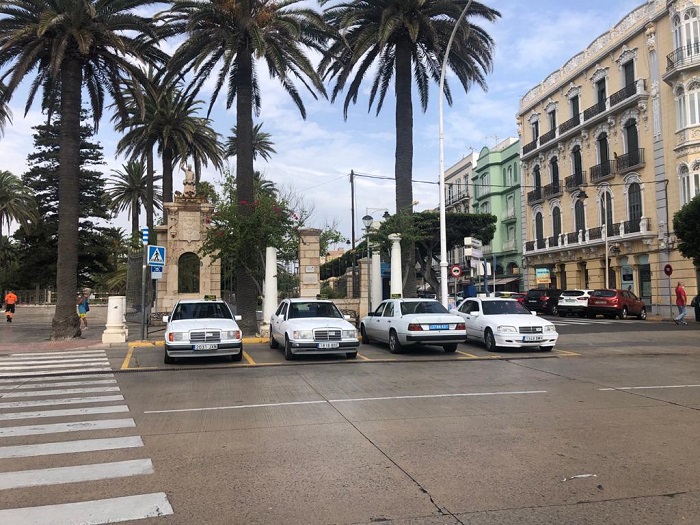 La parada de la Plaza de España llena de taxistas esperando para trabajar