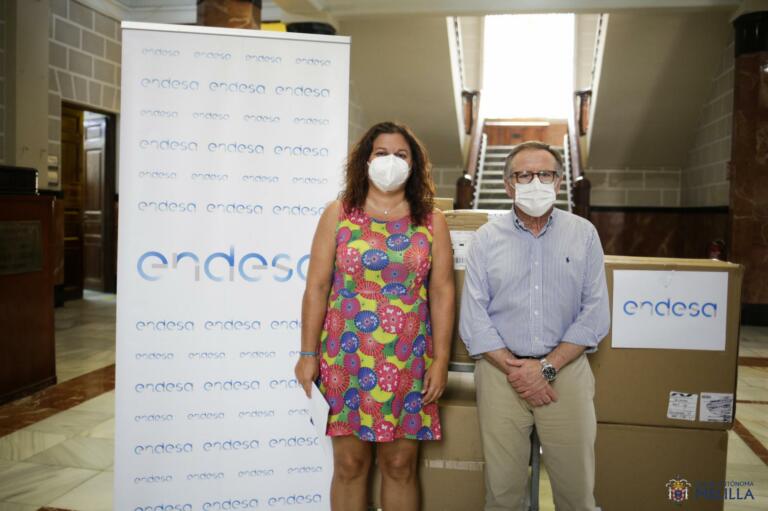 El presidente recogiendo 10.000 mascarillas KN95 donadas por Endesa a la Ciudad