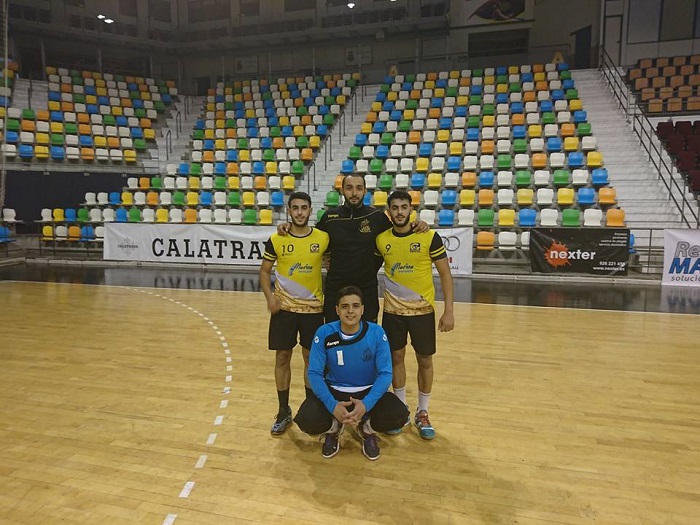 El entrenador melillense, Faisal Salmi, junto a los hermanos Yusef y Brahim, y el guardameeta Yunes