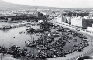Espectacular imagen de la flota pesquera que existía en Melilla hasta los años 80