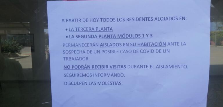El cartel informativo colgado ayer en la Residencia de Mayores de Melilla