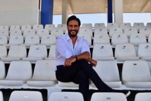 Aloisio posando sentado en una de las gradas de la zona de Tribuna del Estadio Álvarez Claro