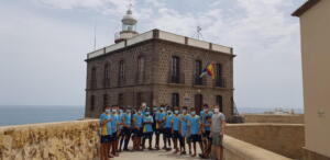 Los chavales posando todos juntos ante el emblemático Faro de Melilla la Vieja