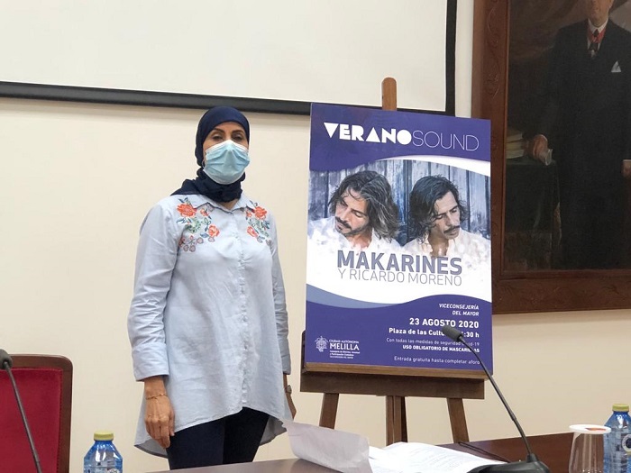 La viceconsejera del Mayor, Fatima Mohamed con el cartel del concierto de ‘Makarines’
