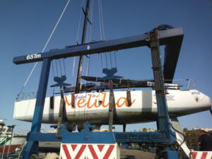 La embarcación se ha llevado a dique seco para trabajo de limpieza y mantenimiento del casco