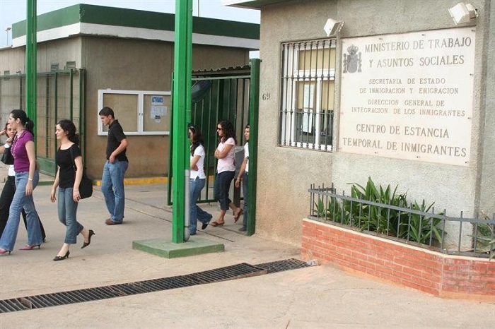 Imagen de la puerta del Centro de Estancia Temporal de Inmigrantes (CETI)