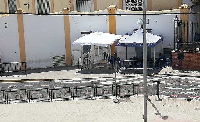Inmigrantes bajo una carpa a las puertas de la Plaza de Toros