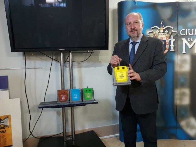 El exconsejero de Medio Ambiente, Manuel Ángel Quevedo, cuando en marzo de 2019 presentó los contenedores que se empezarían a instalarse en pocos días en Melilla