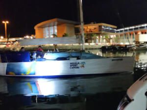 La embarcación melillense en el momento de zarpar rumbo a Málaga