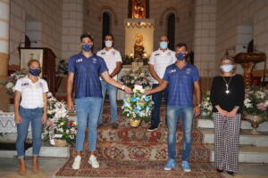 Los capitanes Fede Uclés y Javi Marín se encargaron de llevar a cabo la ofrenda