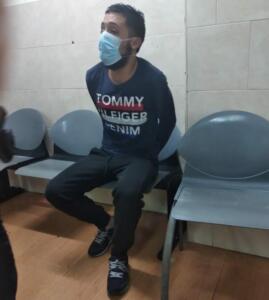 Primera imagen ya detenido del preso melillense fugado ayer a las 7 tarde y arrestado hoy por la Policía Nacional poco antes de las 10 de la mañana, antes de su devolución a la cárcel