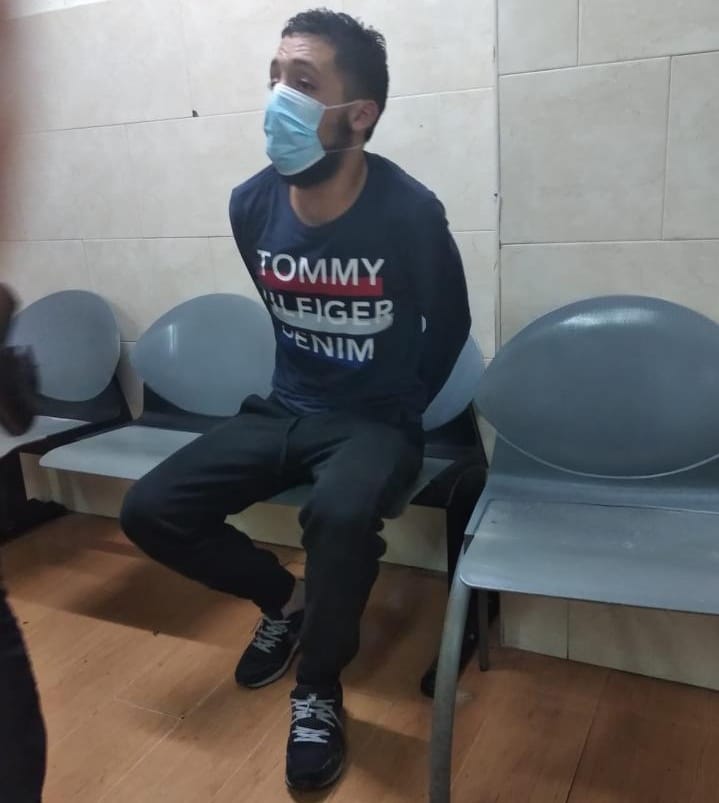 Primera imagen ya detenido del preso melillense fugado ayer a las 7 tarde y arrestado hoy por la Policía Nacional poco antes de las 10 de la mañana, antes de su devolución a la cárcel