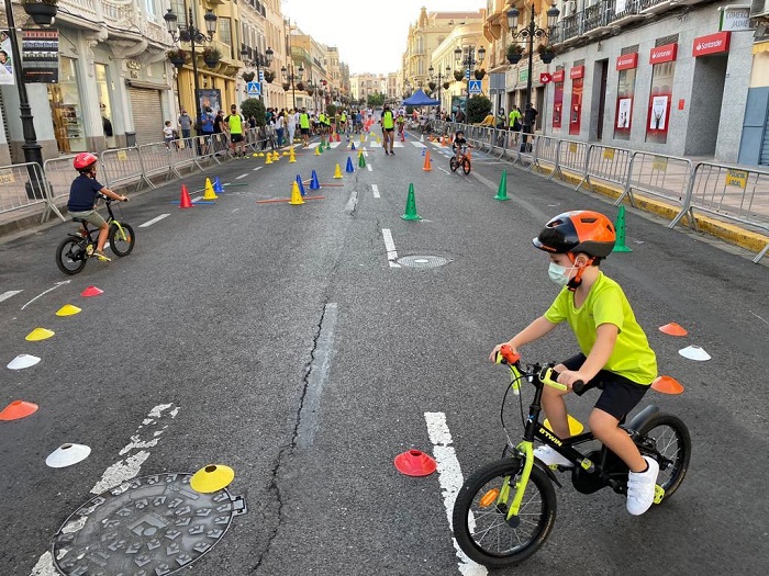 Algunos niños se atrevieron a hacer el circuito con la bicicleta