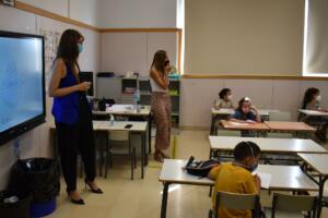 La delegada del Gobierno, en una de las visitas a los colegios