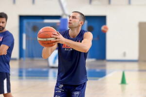 El nuevo jugador azulón preparándose para lanzar a canasta