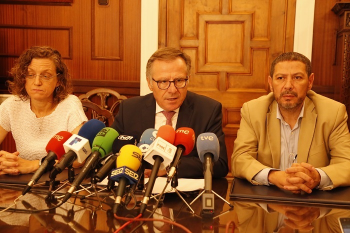 Gloria Rojas (PSOE), Eduardo de Castro (Cs) y Mustafa Aberchán (CPM), tripartito
