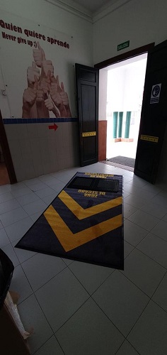 Una de las alfombras desinfectantes de uno de los centros de Primaria de Melilla