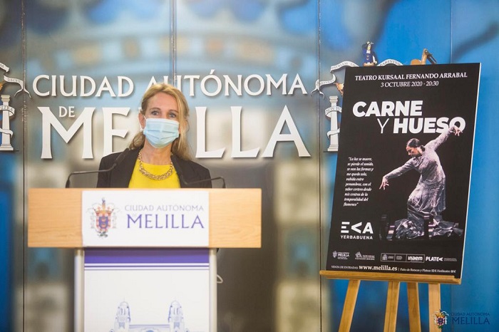 La consejera de Cultura, Elena Fernández Treviño, con el cartel de ‘Carne y Hueso’