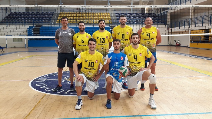 Equipo amarillo del Club Voleibol Melilla que ganó al Azul por 3-1