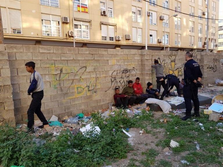 La Policía Local de Melilla localiza a un grupo de menores en un solar