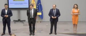 El ministro de Inclusión, Seguridad Social y Migraciones, José Luis Escrivá, con los representantes de las organizaicones de autónomos en una imagen de archivo