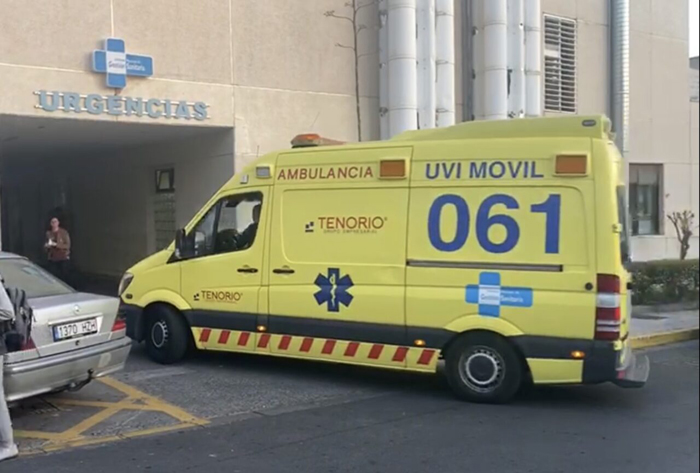 Imagen de una ambulancia entrando en urgencias