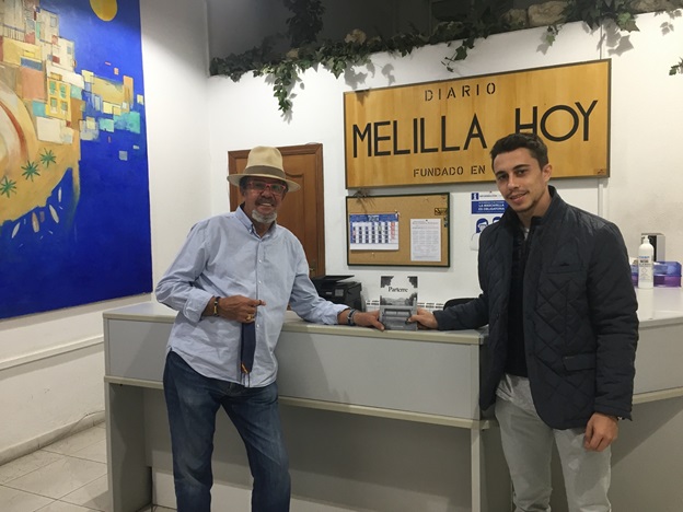 El actor, poeta y columnista melillense Francisco Gámez (a la izquierda) con Francisco Bohórquez, autor de este artículo en el periódico MELILLA HOY