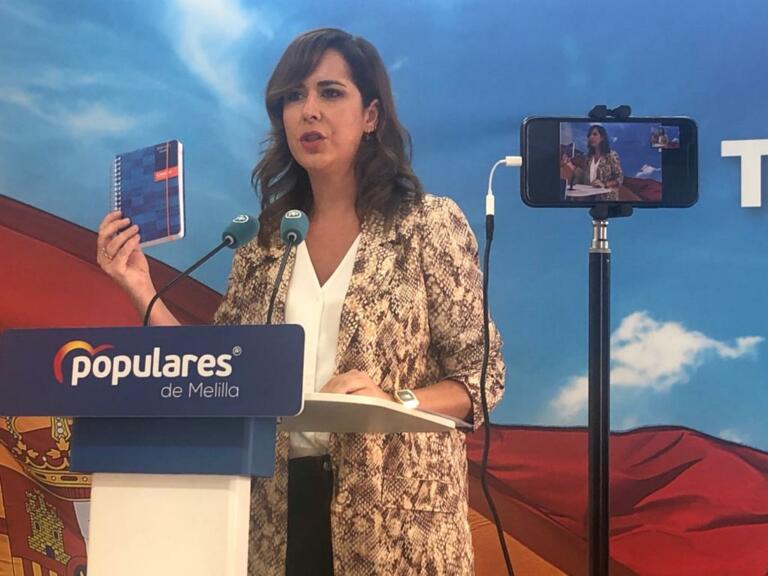 Velázquez, con la agenda que dijo que va a regalar a Gloria Rojas “para que anote sus tareas y responsabilidades” y las reuniones que le piden por la calle y no concede”