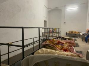 “Es evidente que es una situación inadecuada para todos. Lo que no es normal es que una persona tenga que estar alojada en una Plaza de Toros o un CETI”, afirmó Rojas