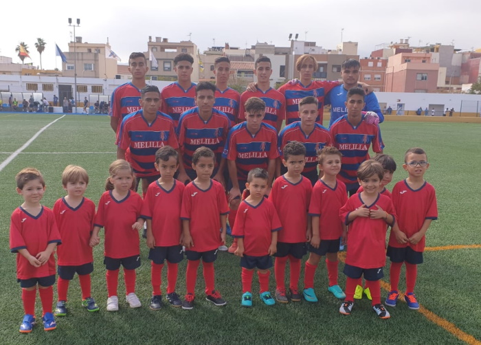 Los más pequeños del club posando junto a los jugadores del División de Honor Juvenil la pasada temporada
