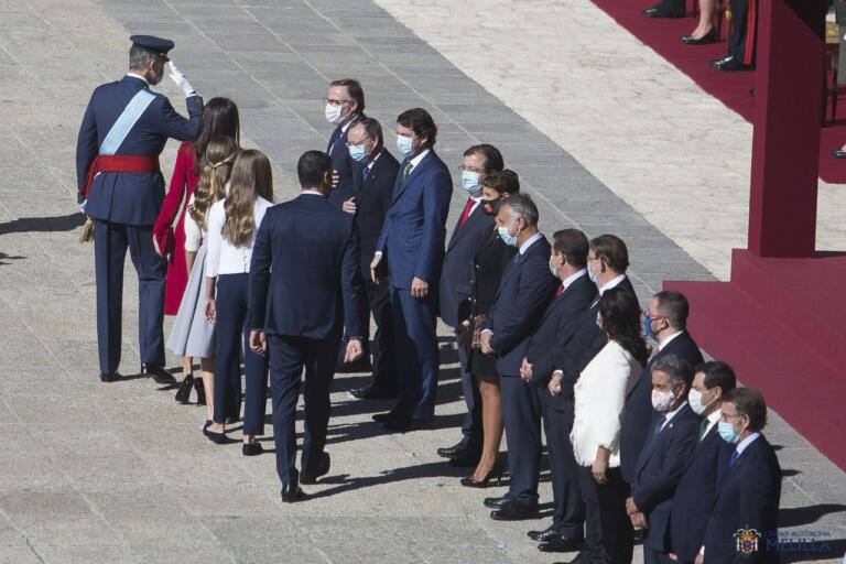 De Castro saludó a los Reyes y a sus hijas llevándose la mano al corazón