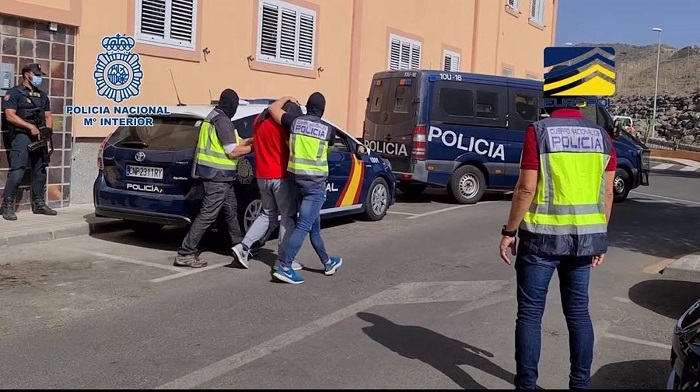 La policía conduce al furgón a uno de los detenidos