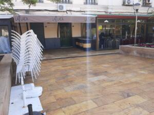La Plaza de las Culturas, desangelada ayer sin ninguna terraza hostelera en actividad