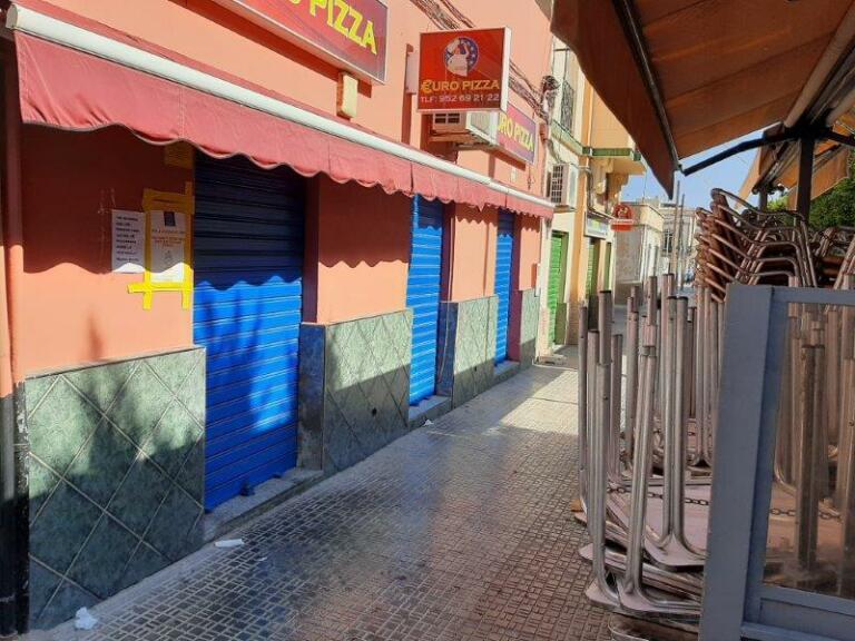Persianas abajo, mesas y sillas recogidas y terrazas y aceras despejadas de mobiliario hostelero era el denominador común en las calles de Melilla