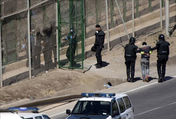 Imagen de una devolución en la frontera de Ceuta