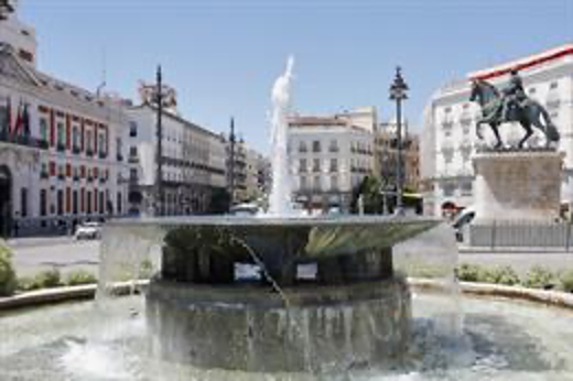 Imagen de una de las fuentes gemelas en la Puerta del Sol en Madrid