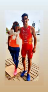 El triatleta melillense Álvaro Martínez, junto a su madre, ayer en Barcelona