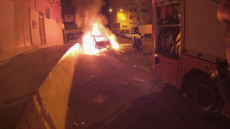 Los Bomberos apagan el incendio de un coche en la Cañada de Hidum