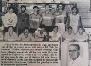 Formación de los jugadores del extinto Club Balonmano Melilla y abajo de ellos Antonio Potous