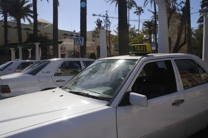 Imagen de algunos vehículos del sector del taxi en la parada de la plaza de España