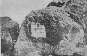 Estas peñas de Ain Grana fueron ocupadas por el teniente Pedro Yanci en 1921. Años después, la Legión grabó una lápida sobre éstas recordando la muerte el jefe de los Regulares de Ceuta, teniente coronel