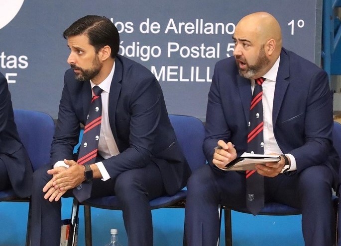 Jordi Ribas, técnico ayudante, junto al primer entrenador Alejandro Alcoba