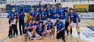 Los jugadores del Club Voleibol Melilla festejan la victoria al final del encuentro ante el Barça Vóley